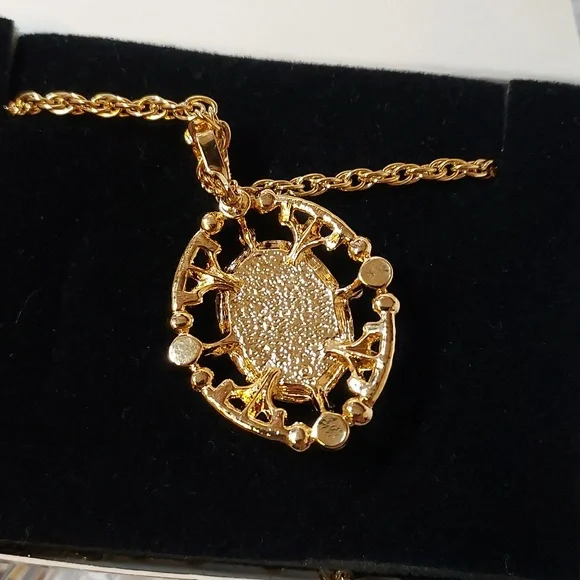 Avon Cameo Style Pendant and Chain 1997 - Picture 6 of 9